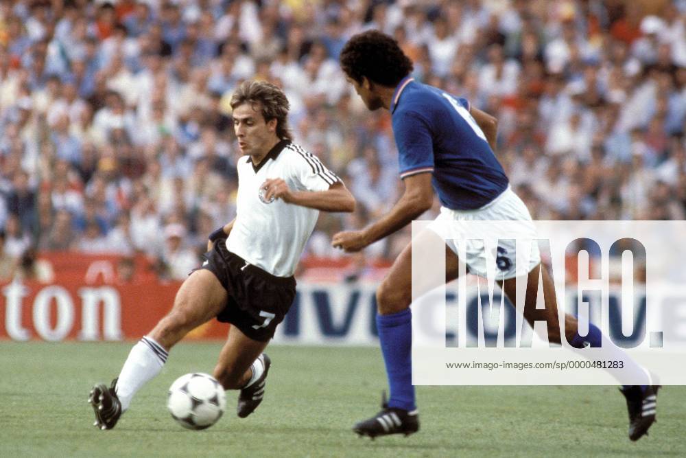 Pierre Littbarski (BRD, li.) im Duell mit Claudio Gentile (Italien) Fußball WM Herren Weltmeisterschaft 1982, Länderspiel, Finale, Endspiel, Italien - BR Deutschland 3:1 Gruppe Estadio Santiago Bernabeu Madrid Dynamik,