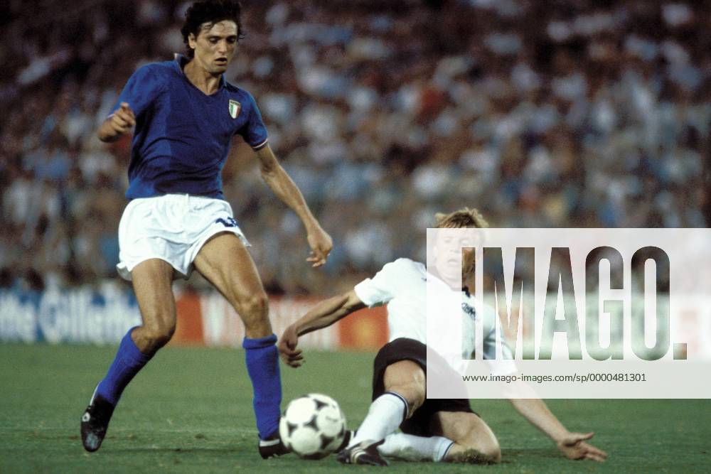 Bernd Förster (BRD, re.) im Duell mit Alessandro Altobelli (Italien) Fußball WM Herren Weltmeisterschaft 1982, Länderspiel, Finale, Endspiel, Italien - BR Deutschland 3:1 Gruppe Estadio Santiago Bernabeu Madrid Dynamik,