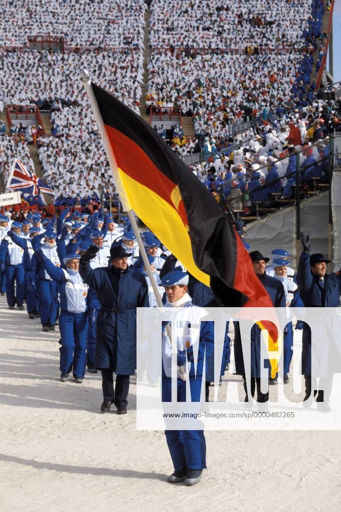 Frank-Peter Roetsch (DDR) - Fahnenträger der DDR-Olympiamannschaft Biathlon OS Winter Herren Olympische Spiele 1988, Winterspiele, Olympia, Olympiade, Eröffnung, Eröffnungsveranstaltung, Feier Gruppe McMahon-Stadion Calgary