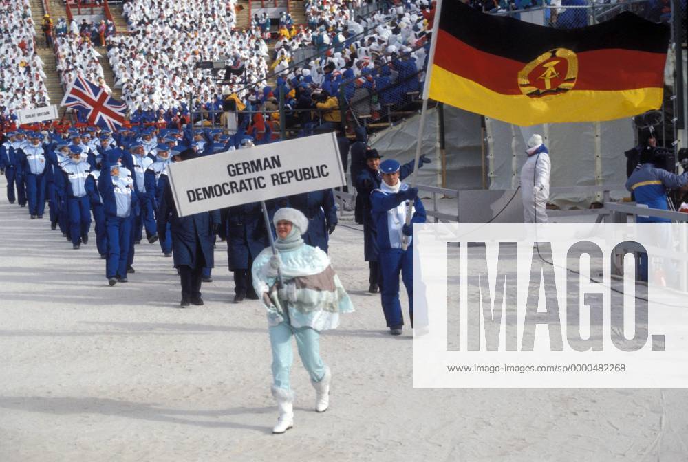 Frank Peter Rötsch (DDR) führt als Fahnenträger die DDR-Olympiamannschaft ins Stadion Biathlon OS Winter Herren Olympische Spiele 1988, Winterspiele, Olympia, Olympiade, Eröffnung, Eröffnungsveranstaltung, Feier Totale Ski nordisch Nordischer Skisport Calgary
