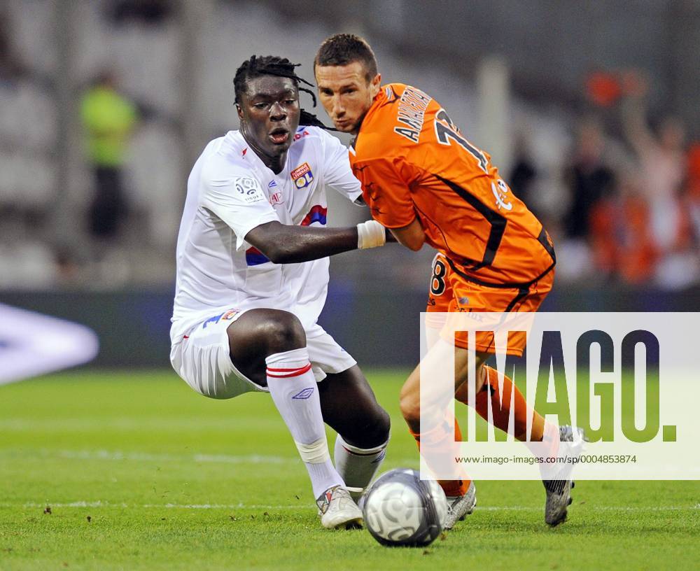 Bafetimbi Gomis (L) gegen Morgan Amalfitano - Olympique Lyon (weiß) vs FC Lorient - 12.09.2009 --- XSeguraX