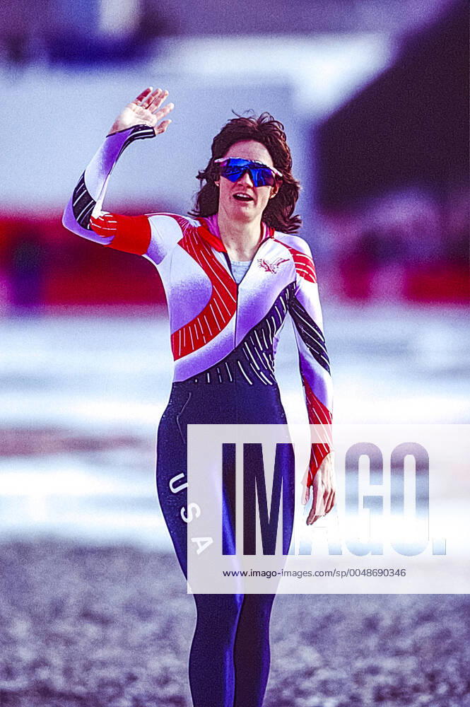 Speed skating, Eisschnelllauf Bonnie Blair Bonnie Blair (USA) wins the gold medal in the women s 1000m long track speed skating at the 1992 Olympic Winter games, Winterspiele,Spiele, Summer games
