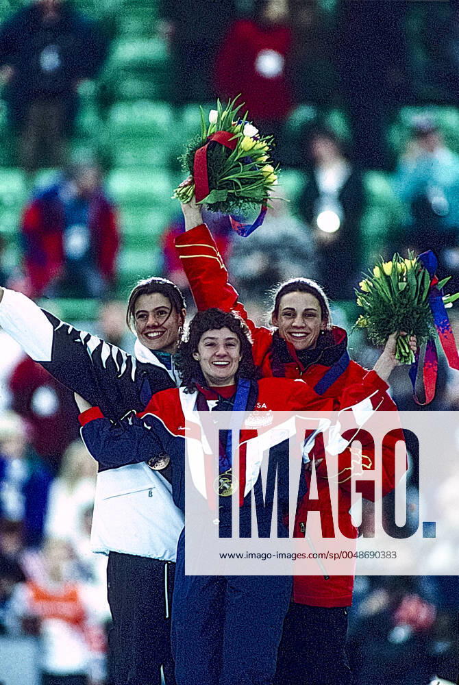 Speed skating, Eisschnelllauf Bonnie Blair Bonnie Blair (USA) wins the gold medal in the women s 500m long track speed skating with Susan Auch (CAN) silver medal winner and Franziska Schenk (GER) bronze at the 1994 Olympic Winter games, Winterspiele,Spiele, Summer games