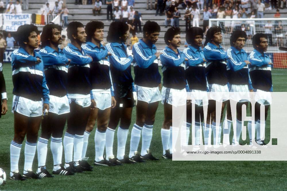 Nationalhymne El Salvador mit Torwart Luis Mora, Jose Jovel, Carlos Recinos, Ramon Fagoaga, Joaquin Ventura, Jose Huezo, Jorge Gonzalez, Francisco Osorto, Jose Rivas, Luis Ramirez, Jaime Rodriguez Fußball WM Herren WM 1982, Länderspiel, Nationalteam Totale Elche