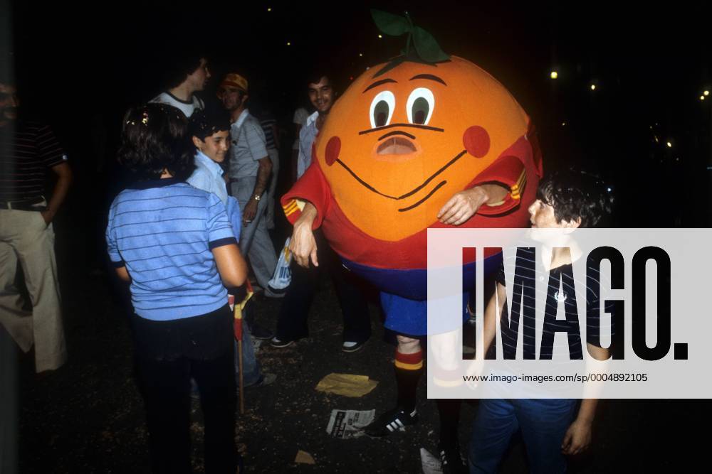 Orange Naranjito, Maskottchen der WM 1982 in Spanien, mit jungen Fans Fußball WM Herren WM 1982, Länderspiel, Nationalteam, Gruppe