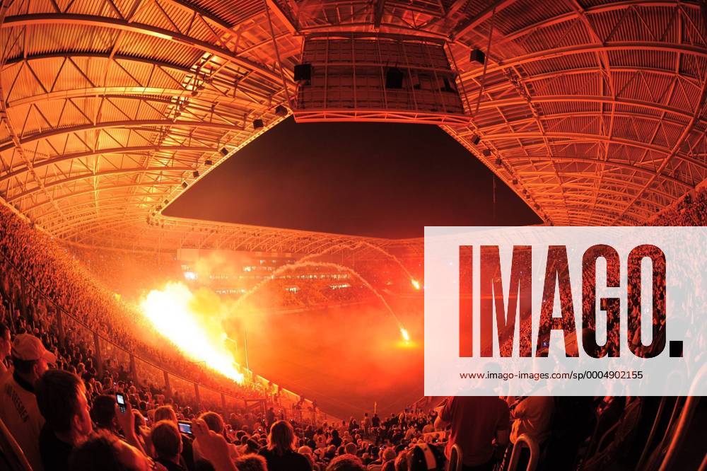 Fußball, Stadiongeschichte SG Dynamo Dresden Eröffnung Rudolf Harbig Stadion, Fans der SG Dynamo Dresden feiern mit Leuchtraketen die Einweihung ihrer neuen Heimspielstätte o0 Totale Bengalfeuer, bengalisches Feuer Stimmung Atmosphäre Perspektive Zuschauerperspektive o0 fisheye