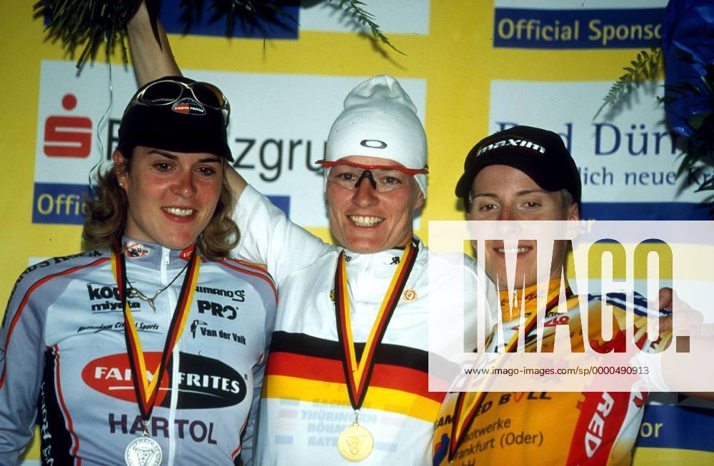 Gold für Petra Rossner (Mitte, TEAG Euregio), Silber für Hanka Kupfernagel li., Farm Frites Hartol) und Bronze für Judith Arndt (Red Bull Frankfurt Oder, alle Deutschland) Radsport LM Damen Deutsche Meisterschaft 2001, Radrennsport, Straßenradsport, Straßenradrennsport, Radrennen, Vdia Gruppe Bad Dürrheim Glück, Begeisterung, Freude,