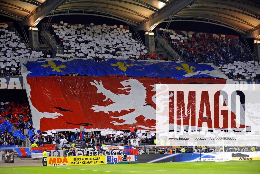 Fanchoreografie Olympique Lyon - PanxCastano - o0 Totale, Fan, Zuschauer, Choreografie, Logo, Emblem, Vereinslogo, Vereinsemblem