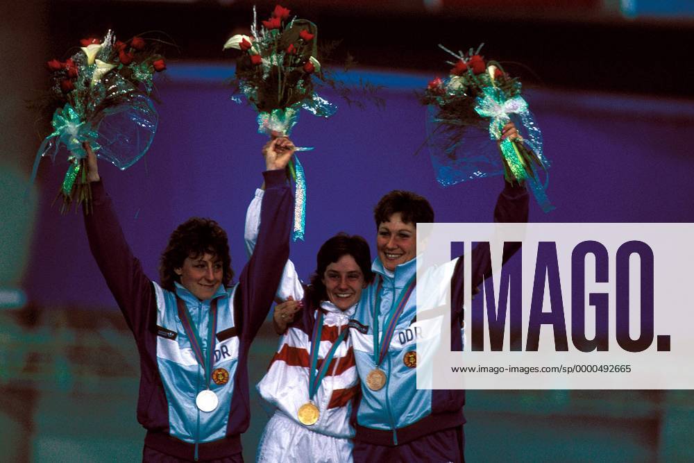 Olympiasiegerin Bonnie Blair (USA, Mitte), Zweite Christa Rothenburger (li.) und Dritte Karin Kania (beide DDR) - Siegerehrung Eisschnellauf OS Winter Damen Olympische Winterspiele 1988, Olympia, Olympiade, Spiele, Eisschnelllauf, Eisschnelllaufen, Gruppe Olympic Oval Calgary Harmonie, Glück Freude,