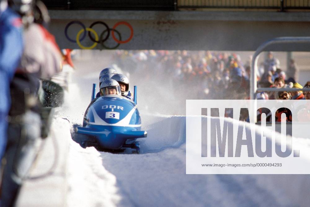 Pilot Wolfgang Hoppe, Dietmar Schauerhammer, Bogdan Musiol und Ingo Voge (DDR I) Bobsport OS Winter Herren Olympische Winterspiele 1988, Olympia, Olympiade, Spiele, Viererbob, Vierer-Bob, 4er Totale Olympic Park Calgary