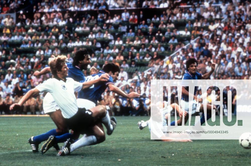 Paolo Rossi (Italien, 2.v.li.) trifft zum 1:0, li. Karl-Heinz Förster (Deutschland) und hinten Antonio Cabrini (Italien) - DEUTSCHSPRACHIGE SPORTZEITSCHRIFTEN UND -ZEITUNGEN NUR NACH RÜCKSPRACHE Fußball Länderspiel Herren WM Finale 1982, Nationalteam, Nationaltrikot, BRD, Italien - BR Deutschland 3:1 Gruppe Madrid Dynamik, Kampf,