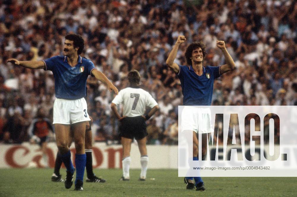 Giuseppe Bergomi (li.) und Fulvio Collovati (beide Italien) - Torjubel - DEUTSCHSPRACHIGE SPORTZEITSCHRIFTEN UND -ZEITUNGEN NUR NACH RÜCKSPRACHE Fußball Länderspiel Herren WM 1982 Finale, Nationalteam, Nationaltrikot, BRD, Italien - BR Deutschland 3:1 Gruppe Madrid Freude,