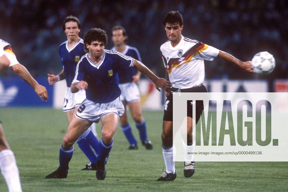 Gustavo Dezotti (Argentinien, li.) gegen Thomas Berthold (Deutschland) Fußball WM Herren Weltmeisterschaft 1990, Länderspiel, Finale, Endspiel, Deutschland - Argentinien 1:0 Gruppe Olympiastadion Rom