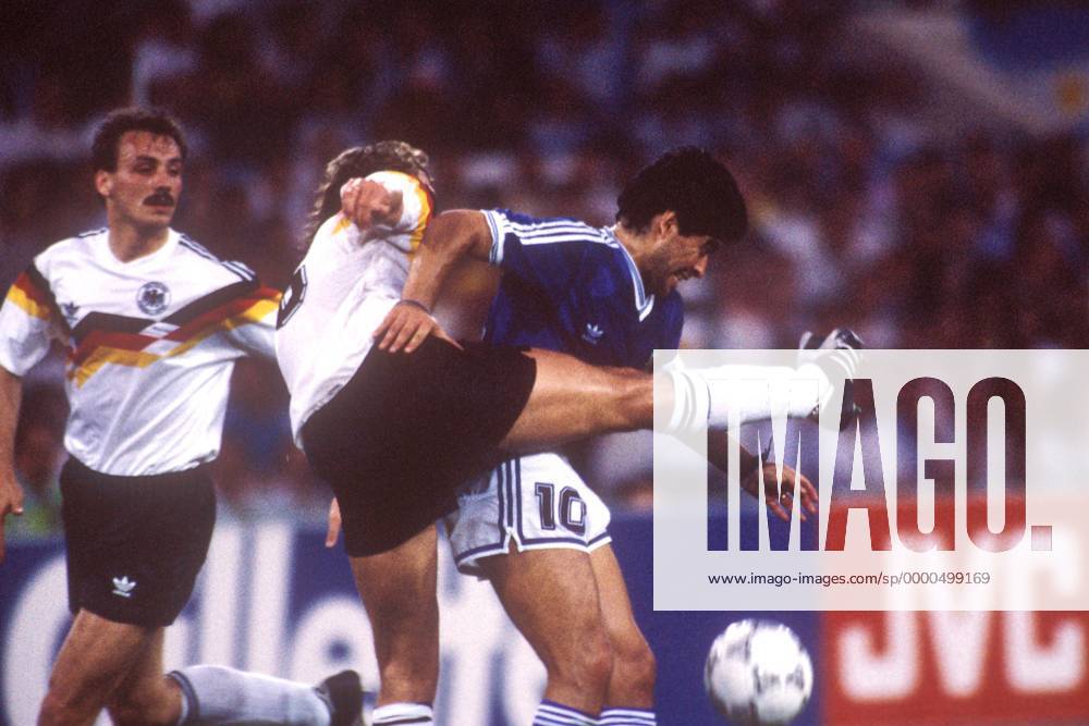 Diego Armando Maradona (Argentinien, re.) gegen Guido Buchwald (Deutschland) Fußball WM Herren Weltmeisterschaft 1990, Länderspiel, Finale, Endspiel, Deutschland - Argentinien 1:0 Gruppe Olympiastadion Rom Dynamik, Kampf,