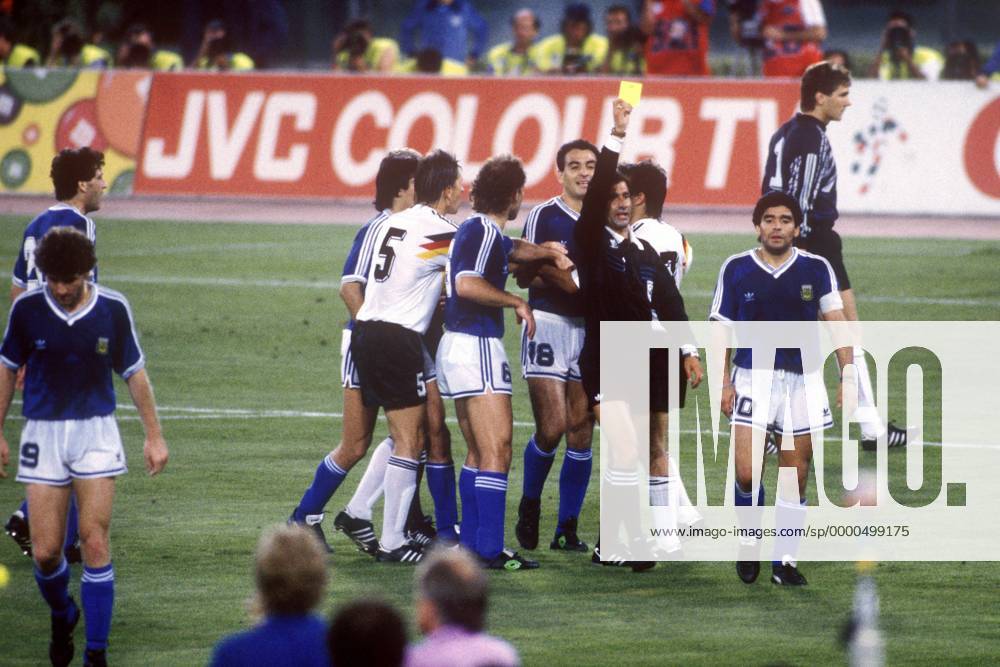 Schiedsrichter Edgardo Codesal Mendez (Mexiko) zeigt Diego Armando Maradona (Argentinien, re.) die gelbe Karte Fußball WM Herren Weltmeisterschaft 1990, Länderspiel, Finale, Endspiel, Deutschland - Argentinien 1:0 Totale Olympiastadion Rom Spannung