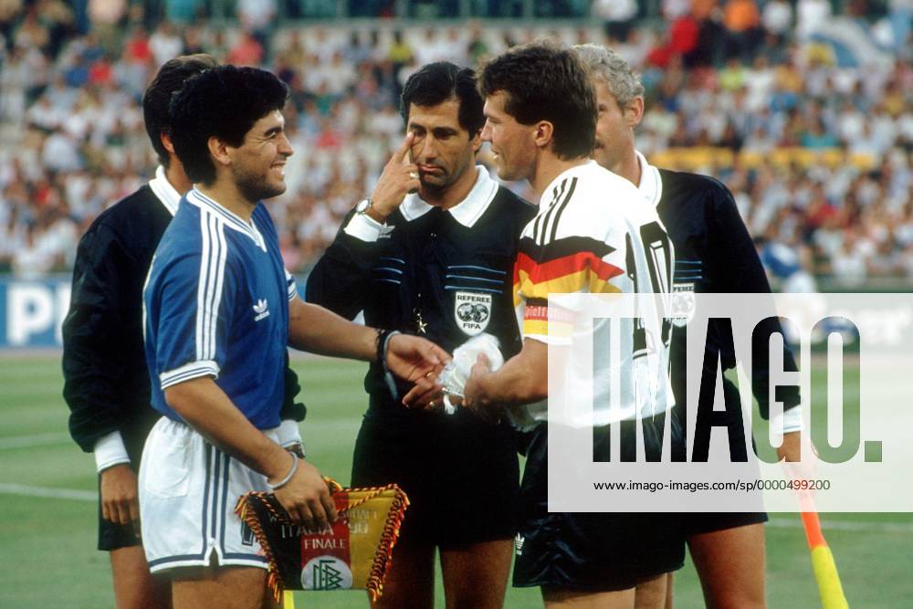 Diego Armando Maradona (Argentinien, li.) und Lothar Matthäus (Deutschland) - Wimpeltausch, dahinter Schiedsrichter Edgardo Codesal Mendez (Mexiko) und seine Linienrichter Fußball WM Herren Weltmeisterschaft 1990, Länderspiel, Finale, Endspiel, Deutschland - Argentinien 1:0 Gruppe Olympiastadion Rom Freude,