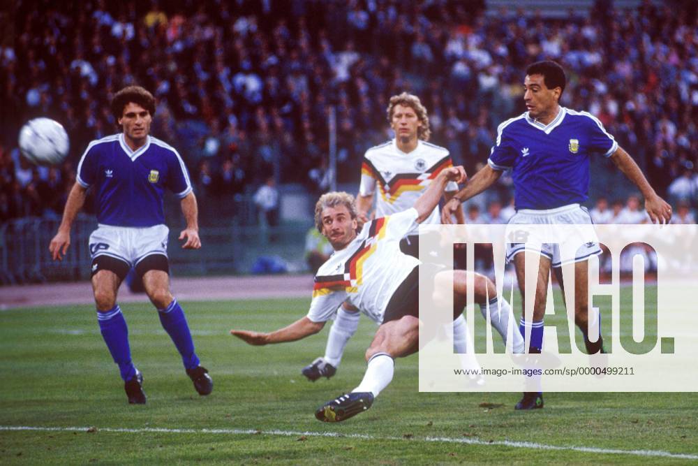 Rudi Völler (Deutschland, vorn) zieht ab, daneben Jose Serrizuela (re.) und Juan Simon (beide Argentinien) Fußball WM Herren Weltmeisterschaft 1990, Länderspiel, Finale, Endspiel, Deutschland - Argentinien 1:0 Gruppe Olympiastadion Rom Dynamik,