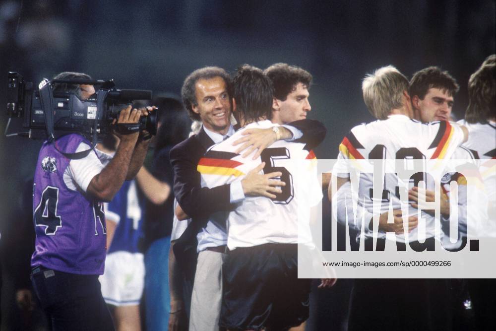 Teamchef Franz Beckenbauer (2. v. li.) umarmt Klaus Augenthaler (beide Deutschland) - Weltmeister Fußball WM Herren Weltmeisterschaft 1990, Länderspiel, Finale, Endspiel Gruppe Olympiastadion Rom Glück, Freude,