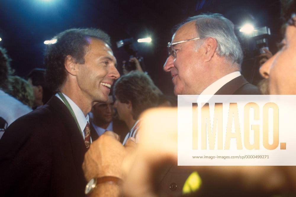 Bundeskanzler Helmut Kohl (CDU, re.) gratuliert Teamchef Franz Beckenbauer (beide Deutschland) Fußball WM Herren Weltmeisterschaft 1990, Länderspiel, Finale, Endspiel Gruppe Olympiastadion Rom Freude,