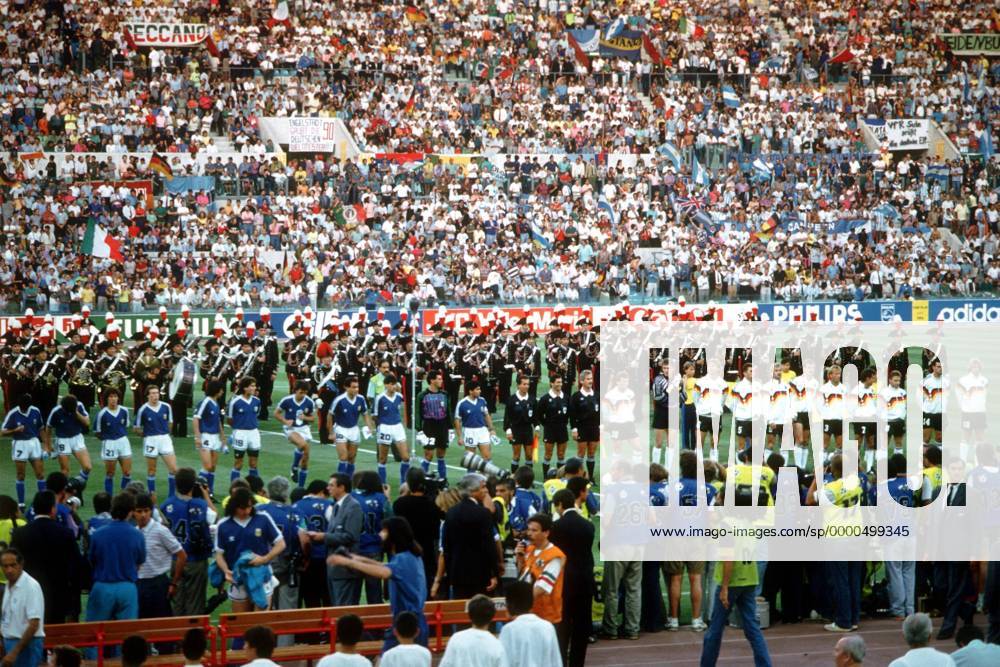 Mannschaftsaufstellung Deutschland (re.) und Argentinien Fußball WM Herren Weltmeisterschaft 1990, Länderspiel, Finale, Endspiel, Blechblaskapelle, Blechbläser, Musik, Musiker Totale Olympiastadion, Menschenmassen, Rang, Ränge Rom, Tribüne, Tribünen Masse,