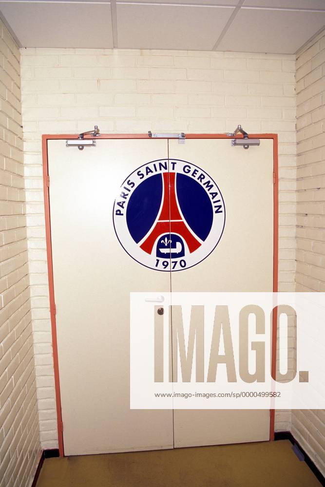 Das Vereinslogo prangt auf der Tür zur Umkleidekabine Fußball Herren Division 1 1997 1998, 1. Französische Liga, PSG, Paris St. Germain, Reportage, Fotostory, Saint Einzelbild Paris