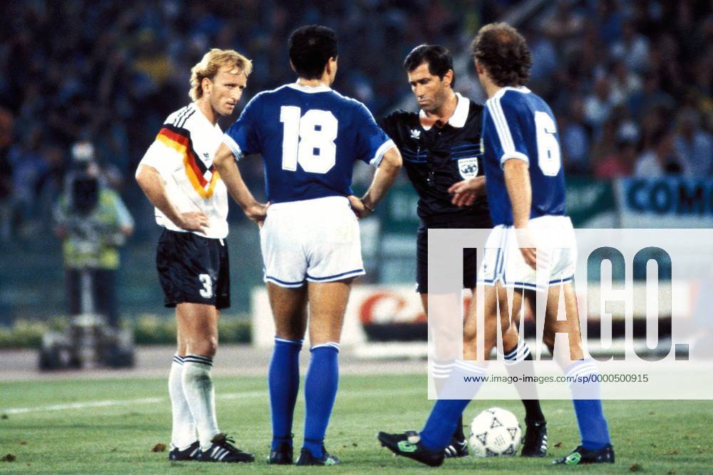 Andreas Brehme (li., Deutschland) vor dem Elfmeter; FIFA-Schiedsrichter Edgardo Codesal Mendez (Mexiko) schickt Jose Serrizuela (2.v.li.) und Gabriel Calderon (re., beide Argentinien) aus dem Strafraum Fußball WM Herren Weltmeisterschaft 1990, Länderspiel, Finale, Endspiel, Finalspiel, Nationalmannschaft, Nationalteam Gruppe Stadio Olimpico, Olympiastadion Rom