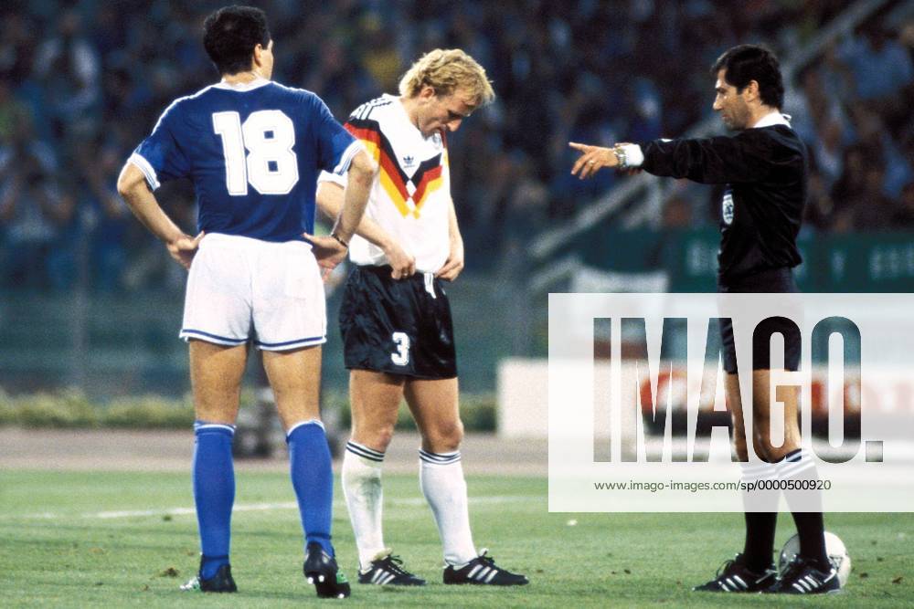 Andreas Brehme (Mitte, Deutschland) konzentriert sich vor dem Elfmeter; FIFA-Schiedsrichter Edgardo Codesal Mendez (re., Mexiko) schickt Jose Serrizuela (Argentinien) aus dem Strafraum Fußball WM Herren Weltmeisterschaft 1990, Länderspiel, Finale, Endspiel, Finalspiel, Nationalmannschaft, Nationalteam Gruppe Stadio Olimpico, Olympiastadion Rom Konzentration,