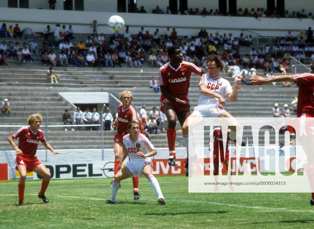 Igor Belanov (UdSSR, re.) gegen Randy Samuel (Kanada) Fußball WM Herren WM 1986, Länderspiel, Nationalteam, Nationaltrikot, UdSSR - Kanada 2:0 Totale Irapuato Dynamik,