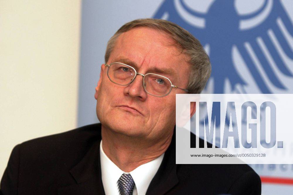 Dr. August Hanning (GER Präsident des Bundesnachrichtendienstes) nachdenklich anlässlich des BND-Symposiums-2003 zum Thema -Nahmittelost- in Pullach