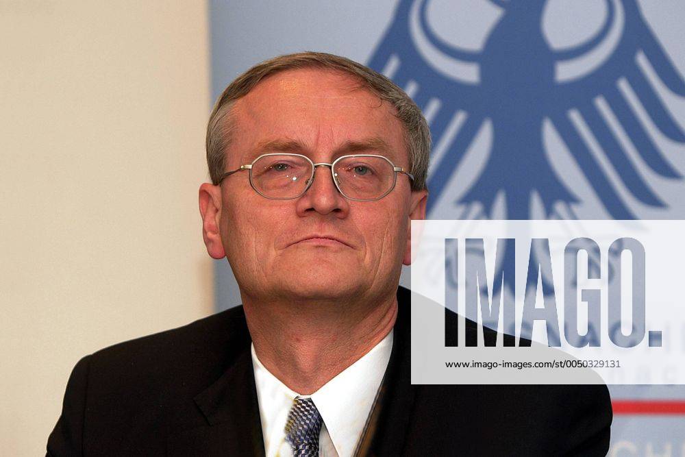 Dr. August Hanning (GER Präsident des Bundesnachrichtendienstes) anlässlich des BND-Symposiums-2003 zum Thema -Nahmittelost- in Pullach