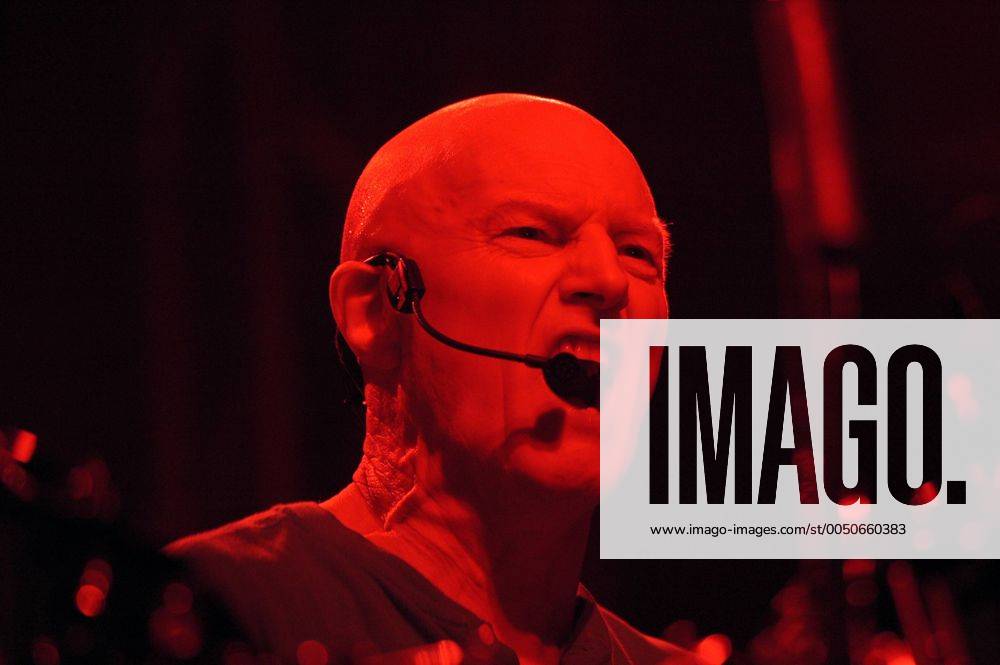 Schlagzeuger Chris Slade (GBR ASIA) ganz energisch während eines Konzerts in der Elserhalle München