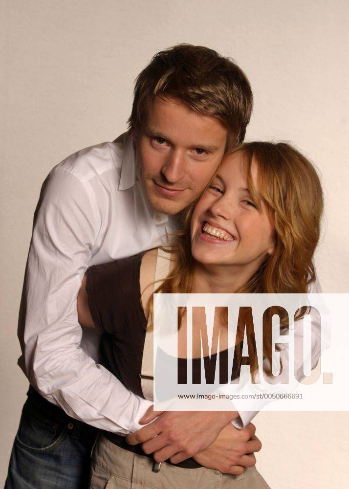 Schauspieler Max von Pufendorf umarmt Schauspielerin Paula Kalenberg (beide GER) anlässlich eines Pressetermins zum ZDF-Fersehfilm DURCH LIEBE ERLÖST in Hamburg