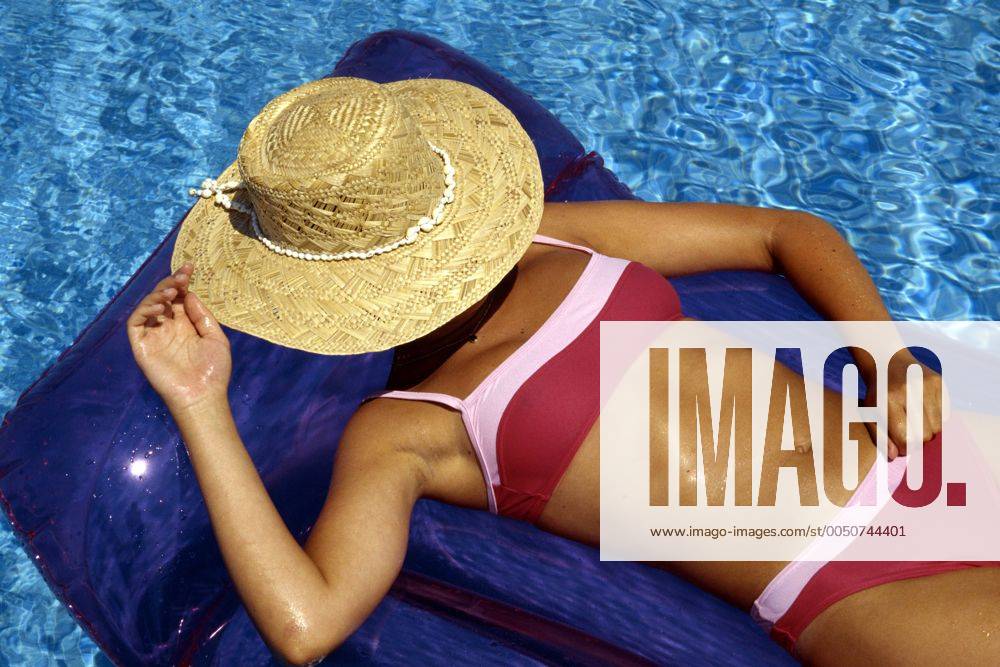 Junges Frau schläft auf einer Luftmatratze - Ibiza