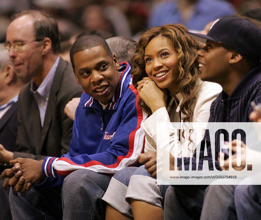 Rapper Jay-Z (USA) und S?ngerin Beyonce Knowles (USA Destinys Child) am Rande eines Basketballspieles in East Rutherford - (icon 7896214)