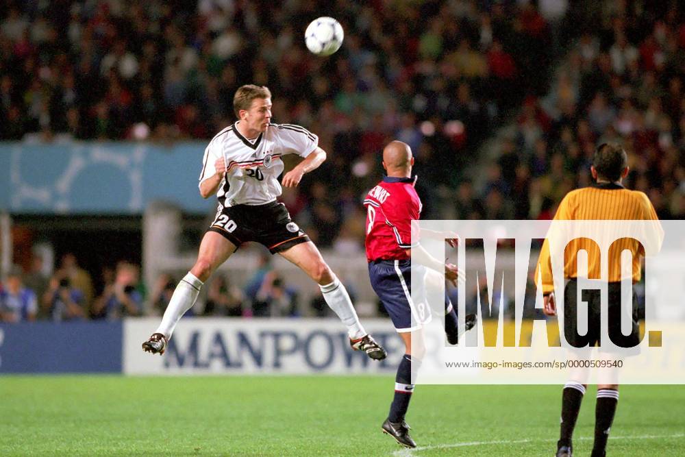 Oliver Bierhoff (Deutschland, li.) - Kopfball, Stewart (USA, Mitte) kommt zu spät Fußball WM Herren Weltmeisterschaft 1998, Gruppenspiel, Gruppe F, Länderspiel, Deutschland - USA 2:0 Gruppe Stade Parc des Princes, Prinzenpark-Stadion Paris Dynamik, Höhe,