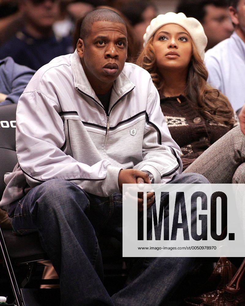 S?ngerin Beyonce Knowles (USA Destinys Child) mit Rapper Jay-Z (USA) am Rande eines Basketballspiels in East Rutherford - (Icon7060657)