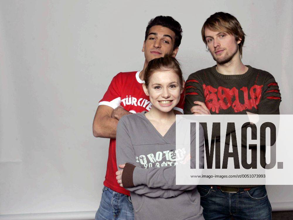Axel Schreiber gestorben V.l.n.r.: Schauspieler Elyas M Barek, Josefine Preuß und Axel Schreiber (alle GER) anlässlich eines Fotoshootings zur ARD Vorabendserie TÜRKISCH FÜR ANFÄNGER in Hamburg