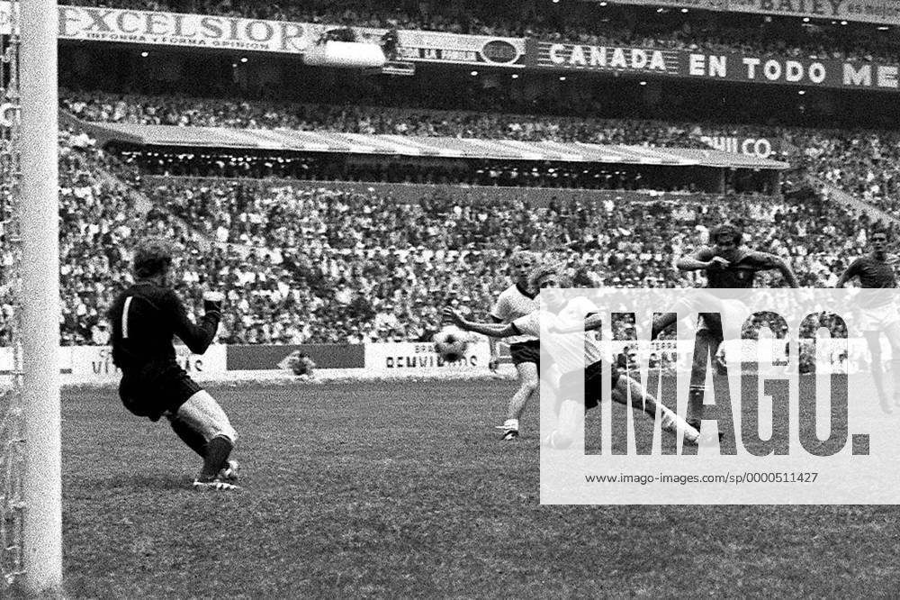 Tor - Tarcisio Burgnich (Italien, 4.v.li.) zieht ab, Siegfried Held (3.v.li., Deutschland) kommt zu spät Fußball WM Herren Weltmeisterschaft 1970, Halbfinale, Länderspiel, Nationalmannschaft, Nationalteam, Nationaltrikot Totale Estadio Azteca, Azteken-Stadion Mexico-City Dynamik,