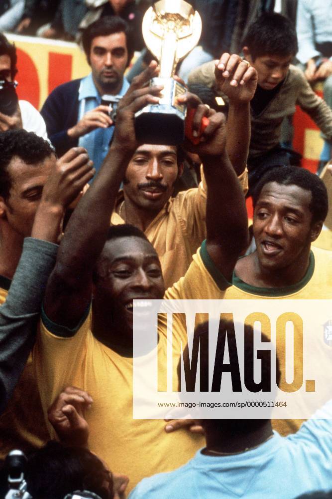 Pele (Brasilien, Mitte) präsentiert den Weltmeister-Pokal Fußball WM Herren Weltmeisterschaft 1970, Endspiel, Finale, Nationalmannschaft, Nationalteam, Nationaltrikot Gruppe Estadio Azteca, Azteken-Stadion Mexico-City Glück Freude, Begeisterung,