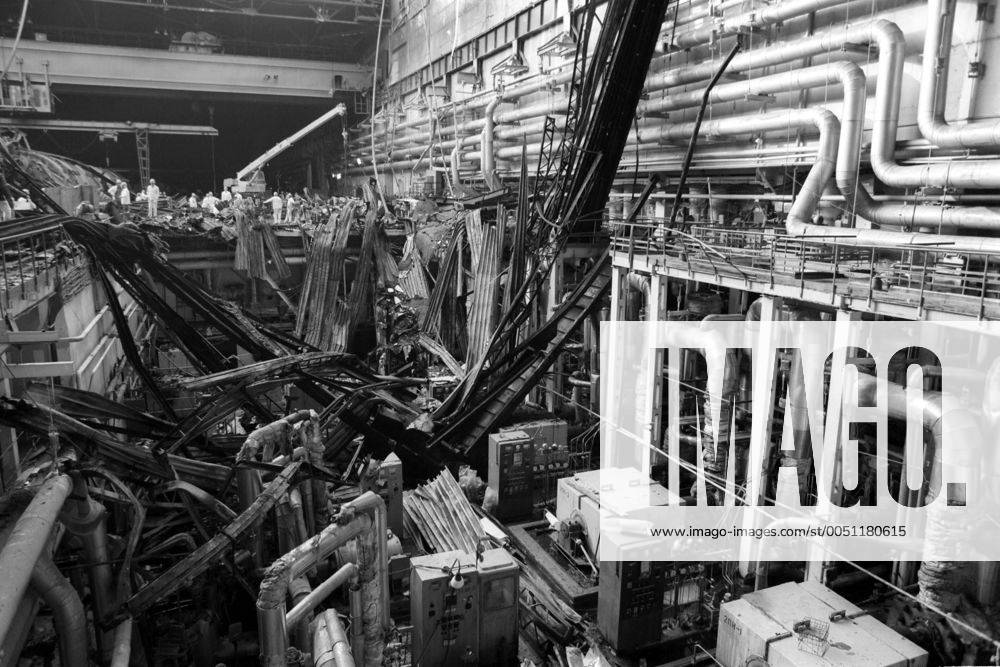 Zerstörte Turbinenhalle des Atomkraftwerks Tschernobyl nach einem Brand