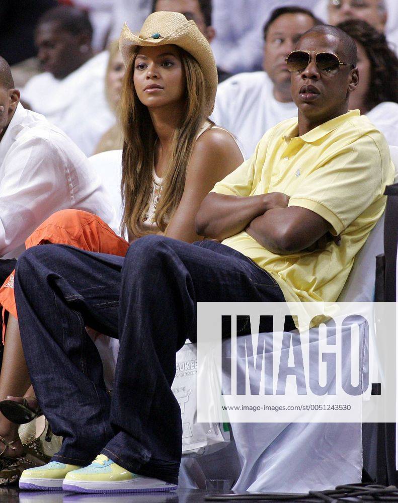 Rapper Jay-Z und S?ngerin Beyonce Knowles (beide USA) w?hrend des NBA-Playoff-Spiels der New Jersey Nets gegen Miami Heat in Miami (icon78953213)