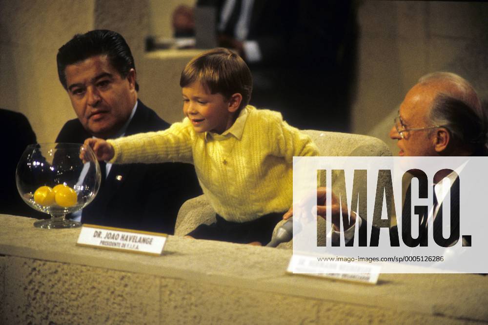 Der 5 jährige Luis Javier Barroso Canedo (Mitte), Enkel von Guillermo Canedo (OK Präsident WM 1986, Mexiko), hilft bei der Auslosung zur WM 1986 in Mexiko City, re. FIFA Präsident Joao Havelange (Brasilien) Fußball WM Herren Auslosung 1985 WM 1986, Gruppenauslosung, Gruppe Mexiko City