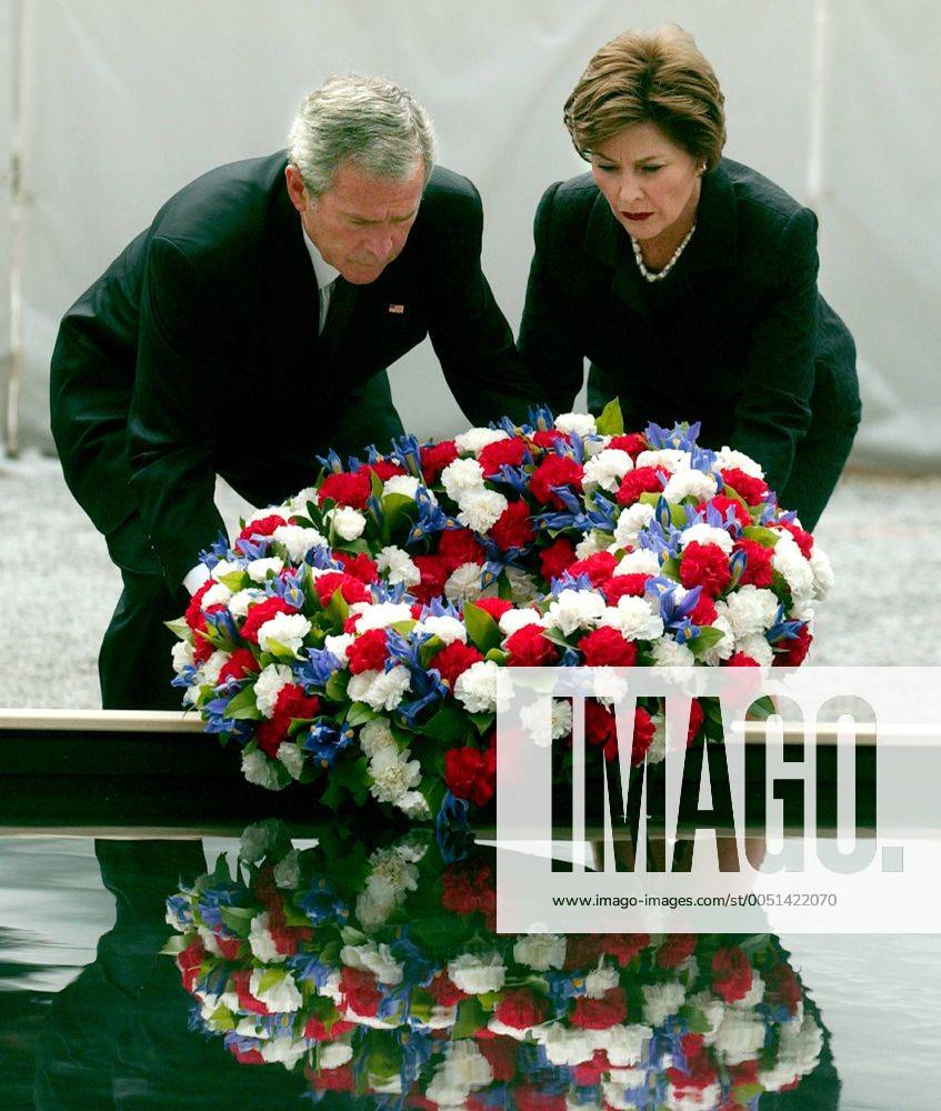 Präsident George W. Bush mit Ehefrau Laura (beide USA) während der Kranzniederlegung anlässlich des Gedenkens an die Opfer des 11. September 2001 am Ground Zero in New York - (WAX20060910104)