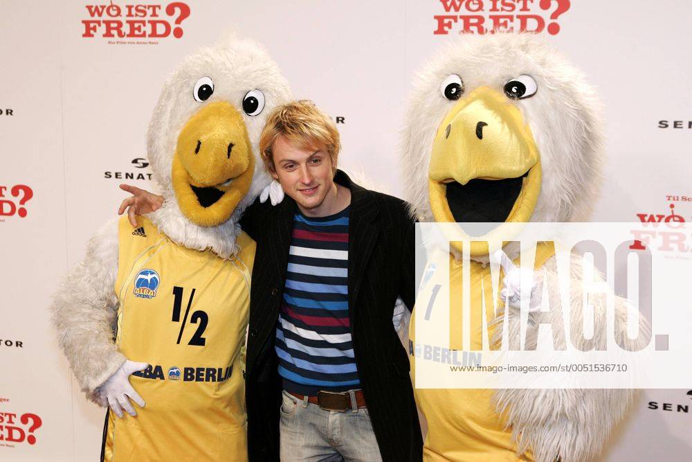 Axel Schreiber gestorben Schauspieler Axel Schreiber (GER) mit Maskottchen anlässlich der Premiere des Films - Wo ist Fred? - in Berlin