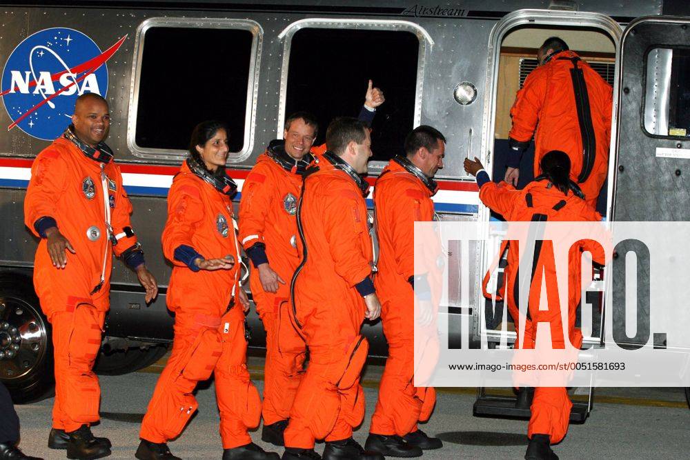 Mitglieder der Besatzung vor dem Start des Space Shuttle Discovery - v.l.n.r.: Robert Curbeam, Suni Wiliams, Christer Fuglesang, Nikolaus Patrick, und Bill Oefelein