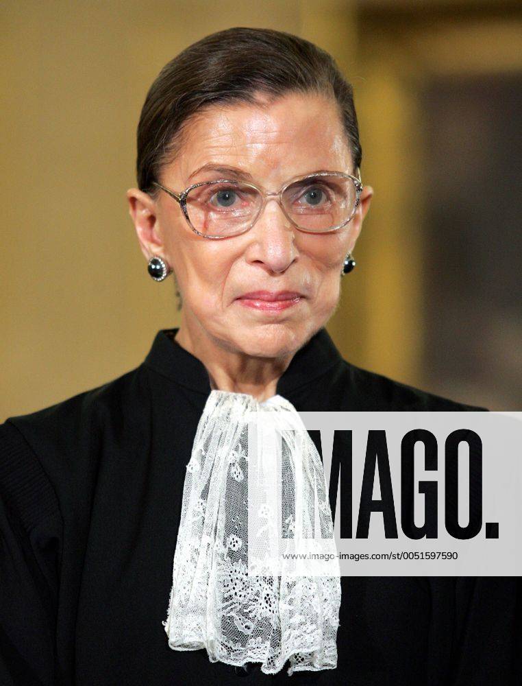 IMAGO ICONS: Ruth Bader Ginsburg Berühmte Feministinnen, Ruth Bader Ginsburg Ruth Bader Ginsburg (USA Richterin Oberster Gerichtshof) in Washington (wax2005012809)