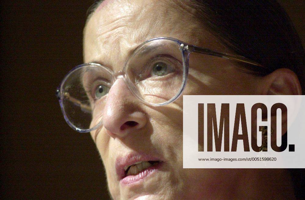 IMAGO ICONS: Ruth Bader Ginsburg Berühmte Feministinnen, Ruth Bader Ginsburg Ruth Bader Ginsburg (USA Richterin Oberster Gerichtshof) anlässlich ihrer Auszeichnung mit dem - National Council of Jewish Women s Faith and Humanities Award in Washington (WAP2001031204)