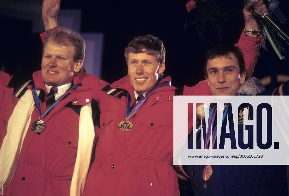 Siegerehrung Abfahrt bei den olympischen Winterspielen 1988, v.li.: Peter Müller, Pirmin Zurbriggen (beide Schweiz) und Franck Piccard (Frankreich) Alpiner Skilauf OS Winter Herren Olympische Winterspiele Calgary 1988, Spiele, Ski Alpin, Skisport, Gruppe Nakiska Freude,