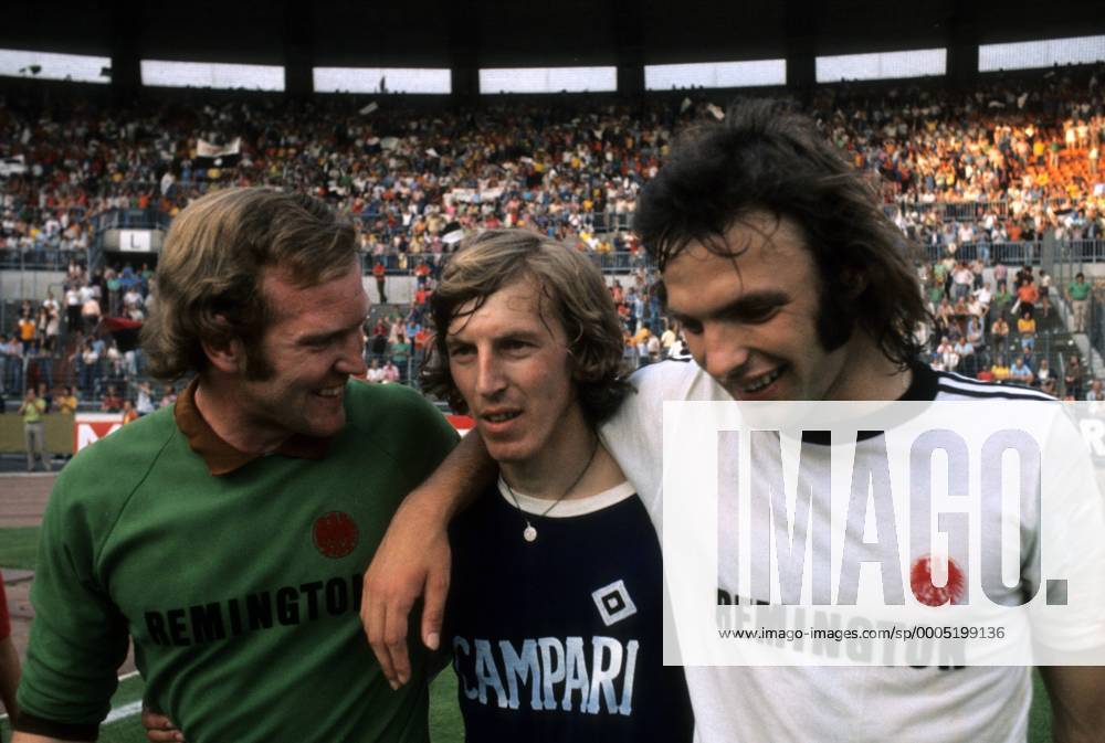 Ersatztorwart Günther Wienhold (li.), Jürgen Grabowski (Mitte) und Karl Heinz Körbel (alle Frankfurt) jubeln nach dem DFB Pokalsieg 1973 1974 - DEUTSCHSPRACHIGE SPORTZEITSCHRIFTEN UND -ZEITUNGEN NUR NACH RÜCKSPRACHE Fußball Herren DFB Pokal Finale 1973 1974, Pokalspiel, Eintracht Frankfurt - Hamburger SV 3:1 n.V., Hamburg, HSV Gruppe Düsseldorf Freude,