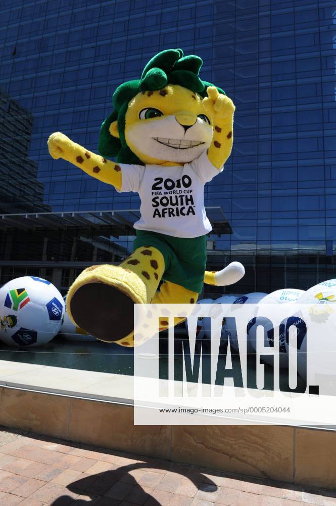 Zakumi outside the CTICC CAPE TOWN, SOUTH AFRICA - DECEMBER 2, Zakumi outside the CTICC with the Soccer World Cup sponsorship balls on December 2, 2009 in Cape Town (Kapstadt), South Africa. o0 Maskottchen
